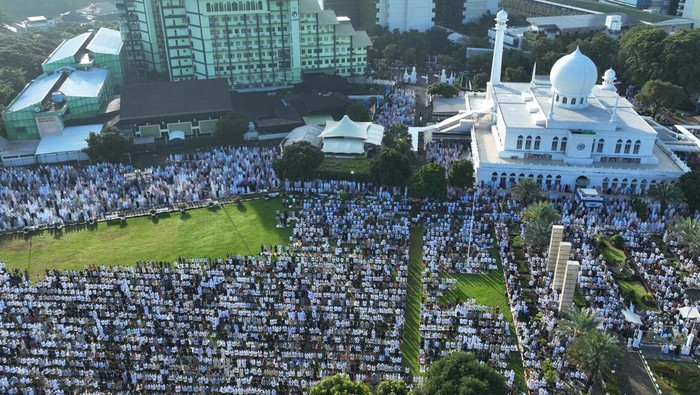 Foto udara umat Islam menunaikan Shalat Idul Fitri 1445 H di Masjid Agung Al-Azhar, Jakarta, Rabu (10/4/2024). Shalat Idul Fitri 1445 H di Masjid Agung Al-Azhar diimami oleh Ustadz Augus Nur Qowin dan khatib Ketua Yayasan Pesantren Islam (YPI) Al Azhar Bidang Dakwah dan Sosial sekaligus Ketua Takmir Masjid Agung Al Azhar Kebayoran Baru KH Zahrudin Sultoni. ANTARA FOTO/Akbar Nugroho Gumay/nym.