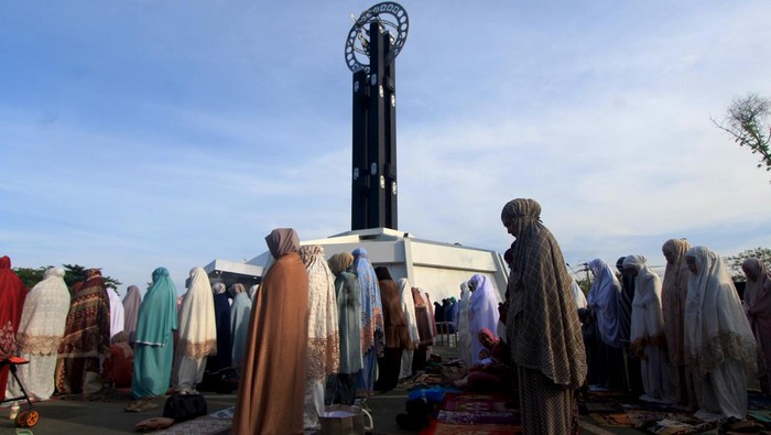 Suasana Salat Idul Fitri di Berbagai Penjuru Daerah Umat Islam melaksanakan Shalat Id 1445 Hijriah di kawasan Tugu Khatulistiwa di Pontianak, Kalimantan Barat, Rabu (10/4/2024). Shalat Id 1445 Hijriah tersebut dilaksanakan di kawasan Tugu Khatulistiwa yang merupakan salah satu cagar budaya dan ikon wisata Kota Pontianak. ANTARA FOTO/Jessica Wuysang/nym.