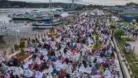 Foto udara umat Islam melaksanakan Shalat Idul Fitri di Pantai Lapulu, Kendari, Sulawesi Tenggara, Rabu (10/4/2024) yang menjadi destinasi wisata baru di Kendari. (Andry Denisah/Antara)