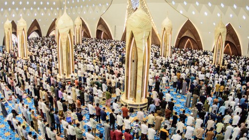 Umat Islam melaksanakan Shalat Idul Fitri di Masjid Raya Al Jabbar, Bandung, Jawa Barat, Rabu (10/4/2024). Umat Islam di Indonesia melaksanakan shalat id serentak berdasarkan ketetapan pemerintah 1 Syawal 1445 Hijriah pada Rabu (10/4). ANTARA FOTO/Novrian Arbi/nym.