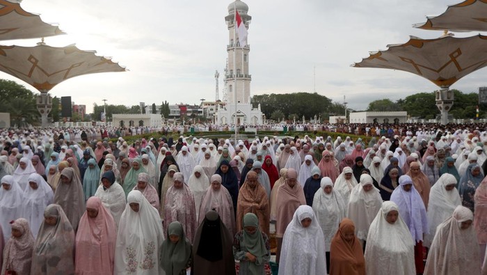 Umat Islam melaksanakan shalat Idul Fitri 1445 H di Masjid Raya Baiturrahman, Banda Aceh, Aceh, Rabu (10/4/2024). Mayoritas warga muslim di provinsi yang telah memberlakukan hukum syariat Islam itu merayakan Idul Fitri 1445 H sesuai dengan ketetapan pemerintah pada Rabu (10/4). ANTARA FOTO/Irwansyah Putra/nym.