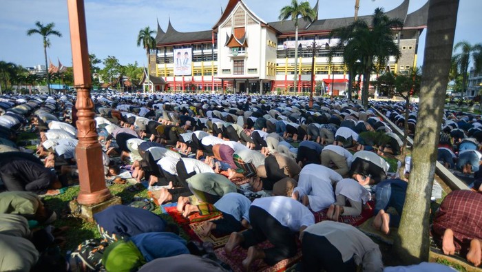Sejumlah umat Islam melaksanakan shalat Idul Fitri di halaman kantor Gubernur Sumatera Barat di Padang, Rabu (10/4/2024). Pemprov Sumbar memfasilitasi pelaksanaan shalat Idul Fitri 1445 hijriah bagi ribuan warga muslim dan pemudik di Padang dan sekitarnya di halaman kantor gubernur hingga ke jalan protokol Jalan Sudirman.  ANTARA FOTO/Iggoy el Fitra/nym.