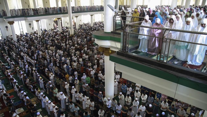 Suasana Salat Idul Fitri di Berbagai Penjuru Daerah Umat Islam melaksanakan shalat Idul Fitri di Masjid Raya Al Munawwar Ternate, Maluku Utara, Rabu (10/4/2024). Pemerintah melalui Kementerian Agama menetapkan Idul Fitri 1 Syawal 1445 Hijriah pada Rabu (10/4). ANTARA FOTO/Andri Saputra/nym.