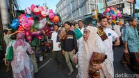 Para jemaah kembali ke rumah setelah pelaksanaan Salat Idul Fitri selesai.