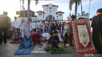 Umat Islam Indonesia merayakan Idul Fitri 1 Syawal 1445 H pada Rabu (10/4).