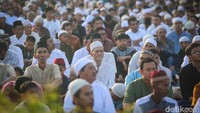 Para jamaah mendengarkan khotbah Idul Fitri.