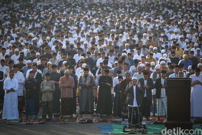 Sejumlah umat muslim melakukan ibadah Salat Idul Fitri 1445 H di kawasan Jatinegara, Jakarta, Rabu (10/4/2024).