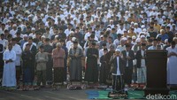 Sejumlah umat muslim melakukan ibadah Salat Idul Fitri 1445 H di kawasan Jatinegara, Jakarta, Rabu (10/4/2024). 