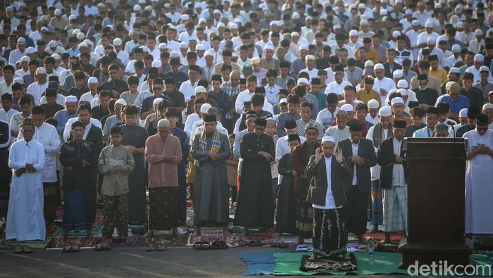 Sejumlah umat muslim melakukan ibadah Salat Idul Fitri 1445 H di kawasan Jatinegara, Jakarta, Rabu (10/4/2024).