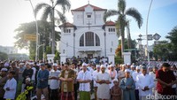 Pelaksanaan Salat Idul Fitri dilaksanakan persis di sebelah GPIB Koinonia, Jatinegara, Jakarta Timur. (Grandyos Zafna/detikcom)