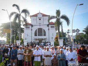 Suasana Salat Idul Fitri di Sekitar Gereja Koinonia Jatinegara
