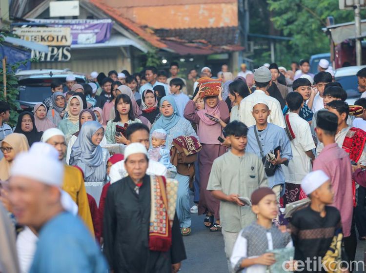 Potret Hangatnya Toleransi Beragama Saat Salat Id