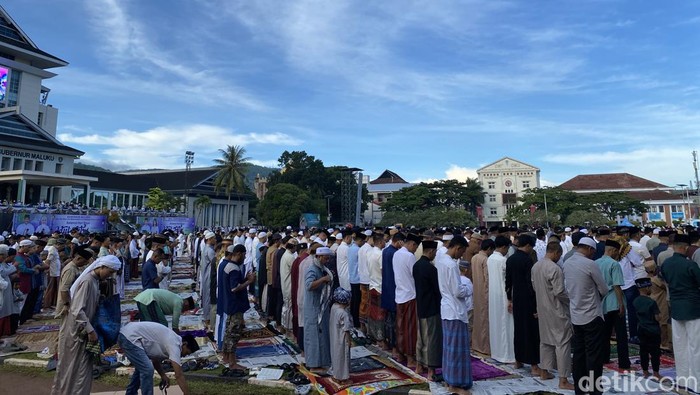 Suasana salat Idul Fitri di Lapangan Merdeka Ambon.