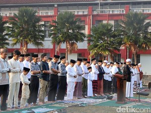 Momen Salat Id Ratusan Napi di Lapas Sukamiskin, Novanto di Saf Terdepan