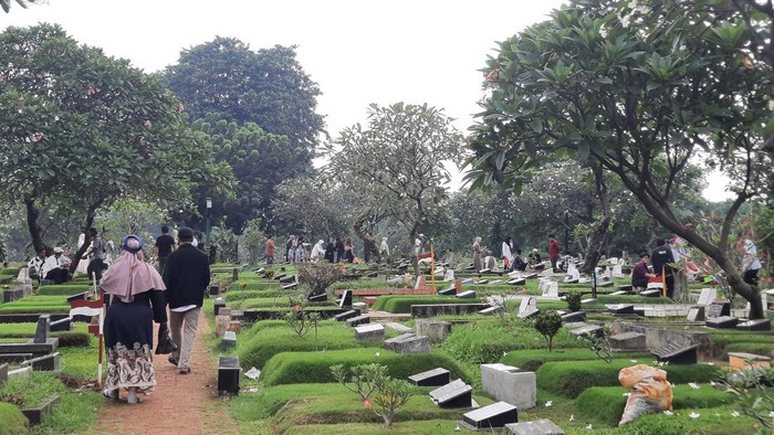 Peziarah Berbondong-bondong ke TPU Karet Bivak Jakarta Pusat untuk Ziarah di Hari Raya Idul Fitri