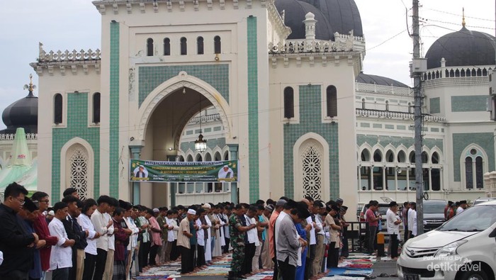 Suasana salat Idul Fitri 2024 di Masjid Raya Al-Mashun. Foto: Raphaella Ade Siallagan/detik.com