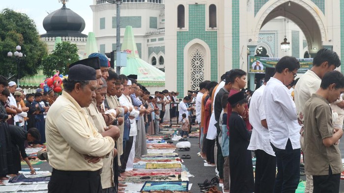 Jemaah sedang melakukan Takbiratul Ihram saat sholat id lebaran 2024. Foto: Elisabeth Christina Simanjuntak/detik.com