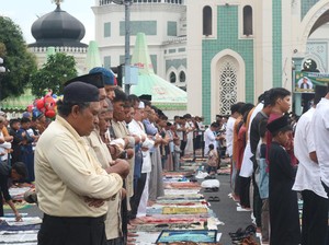 Bacaan Takbir 7x Sholat Idul Adha Lengkap Arab, Latin dan Artinya