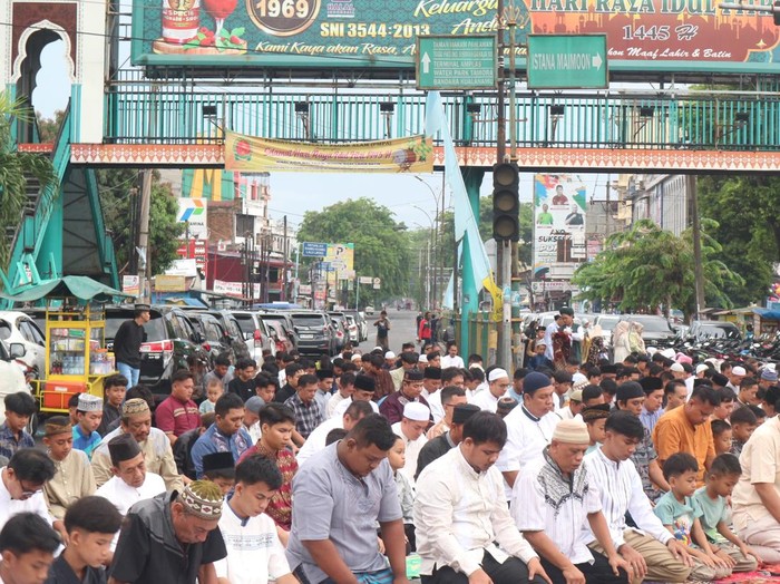 Ratusan jemaah ikut menjalankan salat id hingga memenuhi jalan raya di sekitar masjid Raya Al-Mashun. Foto: elisabeth Christina Simanjuntak/detik.com