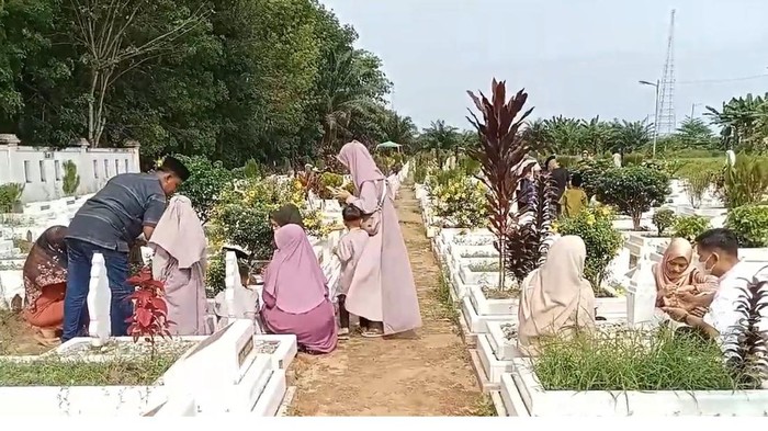Suasana ziarah kubur warga di Kisaran usai pelaksanaan salat Idul Fitri. Foto: Perdana Ramadhan/detikSumut