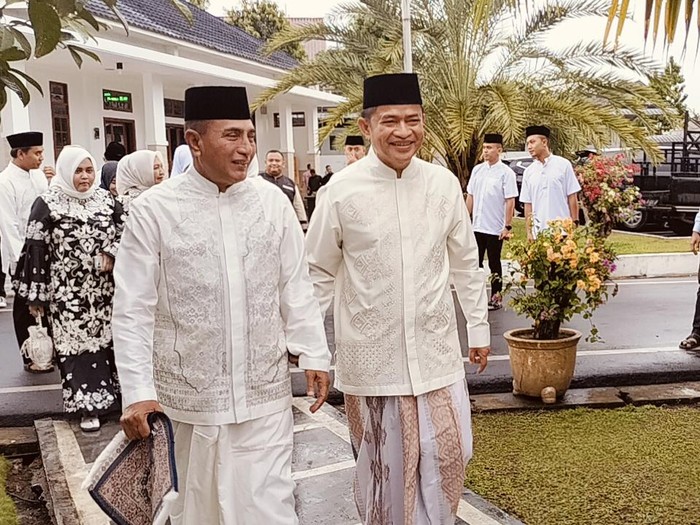 Mantan Gubsu Edy Rahmayadi juga turut menghadiri salat Id dan disambut Pj Gubernur SGubsu, Hassanudin. Foto: Felicia Gisela Sihite