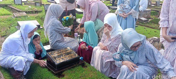 Tamara Tyasmara saat ziarah ke makam putranya, Dante Tamara Tyasmara saat ziarah ke makam putranya, Dante