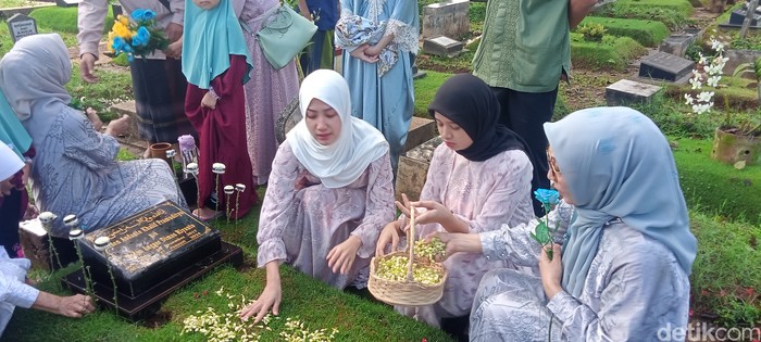 Tamara Tyasmara saat ziarah ke makam putranya, Dante Tamara Tyasmara saat ziarah ke makam putranya, Dante