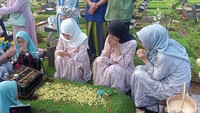 Di tengah doa yang ia panjatkan untuk almarhum putranya, sesekali terdengar tangis dari Tamara Tyasmara. Foto: Ahsan Nurrijal/ detikHOT
