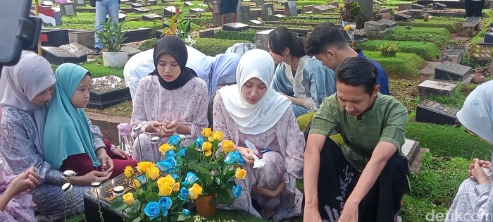 Tamara Tyasmara saat ziarah ke makam putranya, Dante