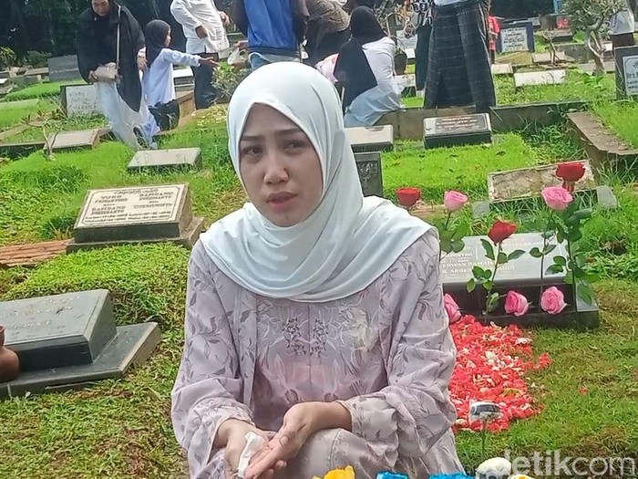 Tamara Tyasmara saat ziarah ke makam putranya, Dante