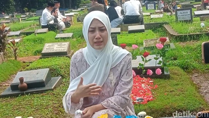 Tamara Tyasmara saat ziarah ke makam putranya, Dante