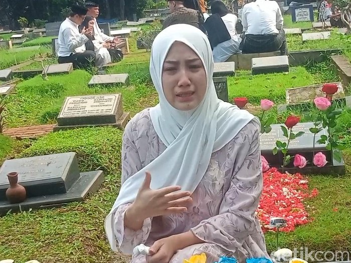 Tamara Tyasmara saat ziarah ke makam putranya, Dante