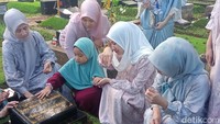 Tak kuasa menahan pilu, Tamara Tyasmara langsung menangis mengingat kenangan bersama putranya. Foto: Ahsan Nurrijal/ detikHOT
