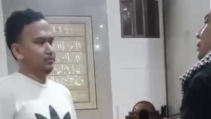 Tangkapan layar pria protes takbiran di Masjid Agung Cianjur.