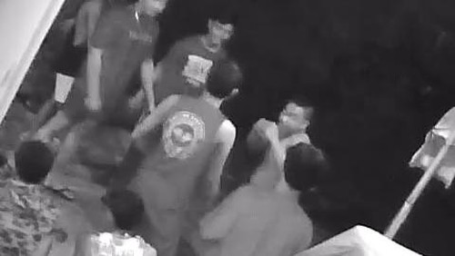 Tangkapan layar rekaman video viral seorang pria berbadan gempal menghajar wajah pemuda lainnya di Dalung, Kuta Utara, Badung, Bali.