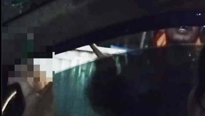 Tangkapan layar video viral jukir pasang tarif parkir Rp 30 ribu di Pasar Senggol Makassar.