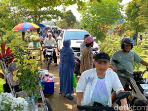 Jalan Menuju TPU Rancacili Dipadati Peziarah, Warga: Macet!