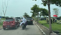 Para peziarah meninggalkan TPU Keputih Surabaya setelah nyekar di makam keluarga yang sudah meninggal.