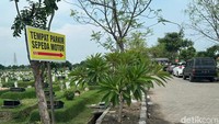 Parkiran di TPU Keputih Surabaya terlihat penuh oleh kendaraan para peziarah.