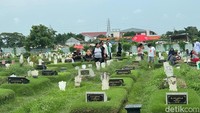 Pada saat lebaran Idul Fitri warga Surabaya melakukan tradisi nyekar di makam orangtua, saudara atau pun kerabat.