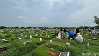 Sejumlah warga sedang melakukan ziarah di makam kerabat dan keluarga yang sudah meninggal dunia.