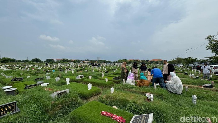 Tradisi Nyekar Makam Kerabat Saat Lebaran