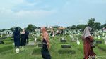 TPU Keputih Ramai Peziarah Saat Lebaran Idul Fitri