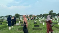 Para pesziarah sedang berlalu lalang di salah satu blok TPU Keputih Surabaya.