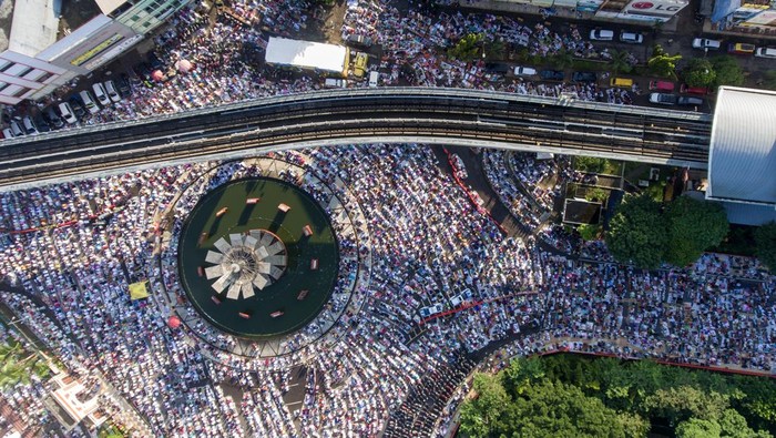 Tumpah Ruah Umat Muslim Jalani Salat Id di Palembang Foto udara ribuan umat Islam melaksanakan shalat Idul Fitri 1445 H di Bundaran Air Mancur (BAM) Masjid Agung Sultan Mahmud Badaruddin Jayo Wikramo Palembang, Sumatera Selatan, Rabu (10/4/2024). Umat Islam merayakan Idul Fitri 1445 Hijriah setelah pemerintah menetapkan 1 Syawal 1445 Hijriah jatuh pada Rabu (10/4). ANTARA FOTO/Nova Wahyudi/nym.