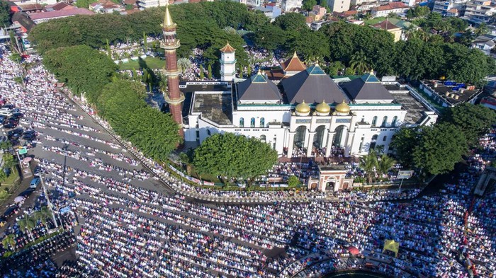 Tumpah Ruah Umat Muslim Jalani Salat Id di Palembang Foto udara ribuan umat Islam melaksanakan shalat Idul Fitri 1445 H di Bundaran Air Mancur (BAM) Masjid Agung Sultan Mahmud Badaruddin Jayo Wikramo Palembang, Sumatera Selatan, Rabu (10/4/2024). Umat Islam merayakan Idul Fitri 1445 Hijriah setelah pemerintah menetapkan 1 Syawal 1445 Hijriah jatuh pada Rabu (10/4). ANTARA FOTO/Nova Wahyudi/nym.