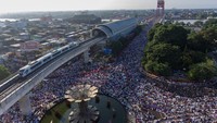 Akses di kawasan Jembatan Ampera ditutup untuk menjaga kekhusyukan jemaah.