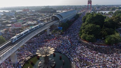 Tumpah Ruah Umat Muslim Jalani Salat Id di Palembang