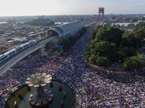 Tumpah Ruah Umat Muslim Jalani Salat Id di Palembang