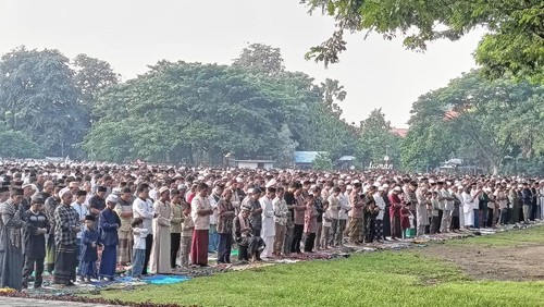 Umat Islam berjemaah melaksanakan salat Id di Lapangan Lumintang, Denpasar, Rabu (10/4/2024). Panitia memperkirakan ribuan jemaah ikut salat Idul Fitri pada tahun ini.